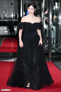 Korean Actresses and K-Pop Stars Dazzle at Glamorous Year-End Galas - image 5