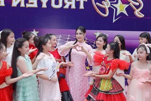 Elegant MC Thanh Mai Inspires Young Talents at the Children's Public Speaking Contest - image 4