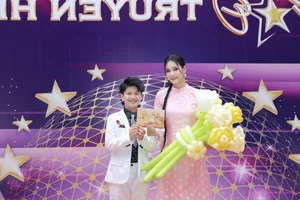 Elegant MC Thanh Mai Inspires Young Talents at the Children's Public Speaking Contest - image 5