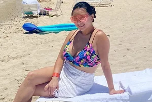 Ageless Beauty: How This 90s Glamour Icon Maintains Her Youthful Glow in Her 50s - image 8