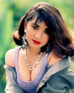 Ageless Beauty: How This 90s Glamour Icon Maintains Her Youthful Glow in Her 50s - image 1