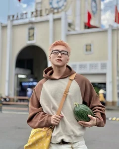Vietnamese Celebrities Use Luxury Handbags in Unexpected Ways - image 9