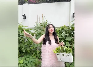 Vietnamese Celebrities Use Luxury Handbags in Unexpected Ways - image 6