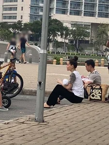 Vietnamese Celebrities Use Luxury Handbags in Unexpected Ways - image 5