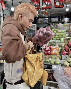 Vietnamese Celebrities Use Luxury Handbags in Unexpected Ways - image 8