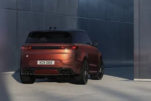 Exploring the Range Rover Sport SV Carbon's Modern Luxury and Power - image 3