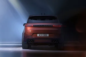 Exploring the Range Rover Sport SV Carbon's Modern Luxury and Power - image 2
