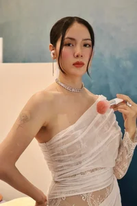 Miss Vietnam Tran Tieu Vy Captivates Fans with Pure and Sweet Aesthetics - image 4