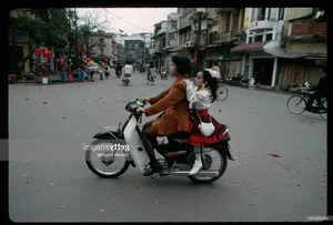 Nostalgic Photos of Vietnamese Lunar New Year Tet 50 Years Ago - image 2