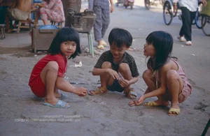 Rare Nostalgic Photos Capturing the Innocent Childhood of Saigon Kids in 1993 - image 1