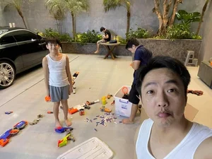 Cuong Do La: Candid Moments of a Devoted Father Behind the Scenes - image 7