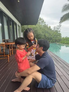 Cuong Do La: Candid Moments of a Devoted Father Behind the Scenes - image 10