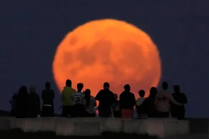 A Breathtaking Visual Journey Capturing the Magic of the Global Super Blue Moon - image 13