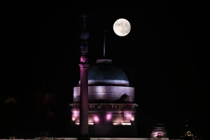 A Breathtaking Visual Journey Capturing the Magic of the Global Super Blue Moon - image 8