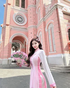 Singaporean Influencer Captivates in Traditional Vietnamese Ao Dai: A Stunning Fashion Gallery - image 1
