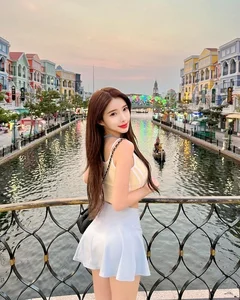 Singaporean Influencer Captivates in Traditional Vietnamese Ao Dai: A Stunning Fashion Gallery - image 4