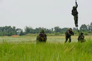 Tactical Excellence: Special Forces Helicopter Landing Drills - image 13