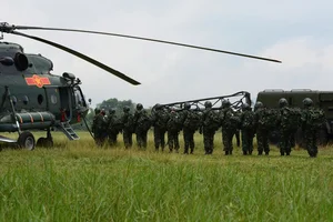 Tactical Excellence: Special Forces Helicopter Landing Drills - image 11