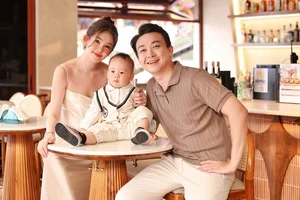 Miss Ngan Anh’s Blissful Marriage: Playful Moments and Lasting Love in the Spotlight - image 2