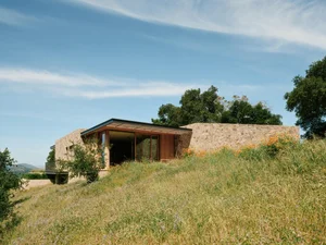 California Hillside Villa: Harmonizing Architecture with Nature Through Spatial Dispersion - image 1