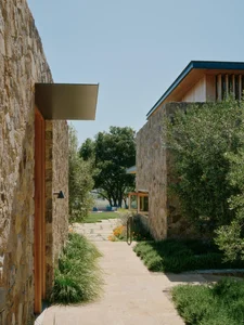 California Hillside Villa: Harmonizing Architecture with Nature Through Spatial Dispersion - image 27