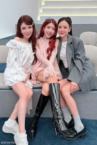 Vietnamese Star Trang Phap Touches Hearts After Late Night Encounter With Chinese Fans - image 7