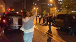 Vietnamese Star Trang Phap Touches Hearts After Late Night Encounter With Chinese Fans - image 2