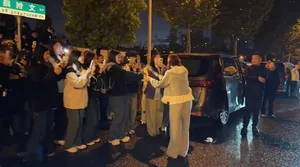 Vietnamese Star Trang Phap Touches Hearts After Late Night Encounter With Chinese Fans - image 4
