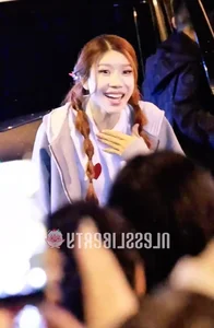 Vietnamese Star Trang Phap Touches Hearts After Late Night Encounter With Chinese Fans - image 3