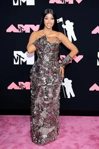 Selena Gomez Shines Bright on the MTV VMAs Red Carpet - image 3