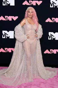 Selena Gomez Shines Bright on the MTV VMAs Red Carpet - image 11