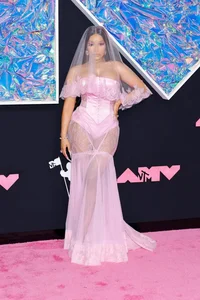 Selena Gomez Shines Bright on the MTV VMAs Red Carpet - image 2