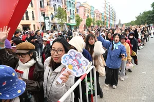 Fans Crowd the Concert 'Anh Trai Vuot Ngan Chong Gai': A V-Pop Phenomenon - image 5