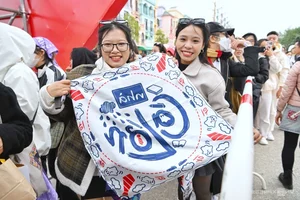 Fans Crowd the Concert 'Anh Trai Vuot Ngan Chong Gai': A V-Pop Phenomenon - image 11