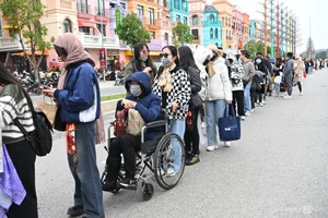 Fans Crowd the Concert 'Anh Trai Vuot Ngan Chong Gai': A V-Pop Phenomenon - image 10