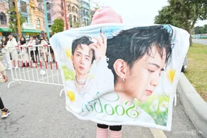 Fans Crowd the Concert 'Anh Trai Vuot Ngan Chong Gai': A V-Pop Phenomenon - image 8