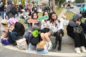 Fans Crowd the Concert 'Anh Trai Vuot Ngan Chong Gai': A V-Pop Phenomenon - image 3