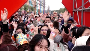 Fans Crowd the Concert 'Anh Trai Vuot Ngan Chong Gai': A V-Pop Phenomenon - image 2