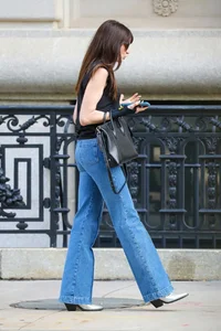 How to Wear Elegant Trousers Like Anne Hathaway: Chic Fashion Tips - image 1