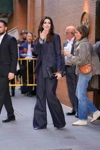 How to Wear Elegant Trousers Like Anne Hathaway: Chic Fashion Tips - image 3