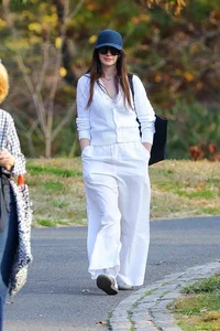 How to Wear Elegant Trousers Like Anne Hathaway: Chic Fashion Tips - image 0