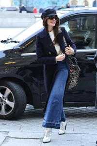 How to Wear Elegant Trousers Like Anne Hathaway: Chic Fashion Tips - image 2