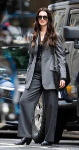 How to Wear Elegant Trousers Like Anne Hathaway: Chic Fashion Tips - image 4