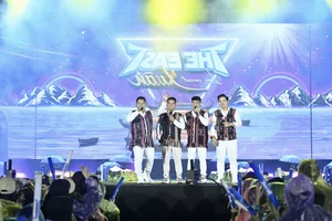 Xuan Duc Performs Romantic Hit Live in Ninh Binh - image 5
