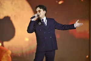 Xuan Duc Performs Romantic Hit Live in Ninh Binh - image 6
