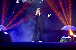 Xuan Duc Performs Romantic Hit Live in Ninh Binh - image 2