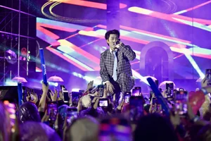 Xuan Duc Performs Romantic Hit Live in Ninh Binh - image 3