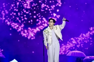 Xuan Duc Performs Romantic Hit Live in Ninh Binh - image 8