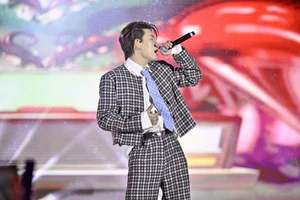 Xuan Duc Performs Romantic Hit Live in Ninh Binh - image 7