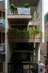 Creative Architectural Designs to Maximize Natural Light in Narrow Alley Houses - image 3